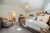 Mt. Bachelor Retreat! Hot tub, game room, family suite - great for large groups! - บังกะโล