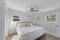 Sunshine Daydream Beach Bungalow. Walk to Beach! Great for Families! Firepit! - 2-Star