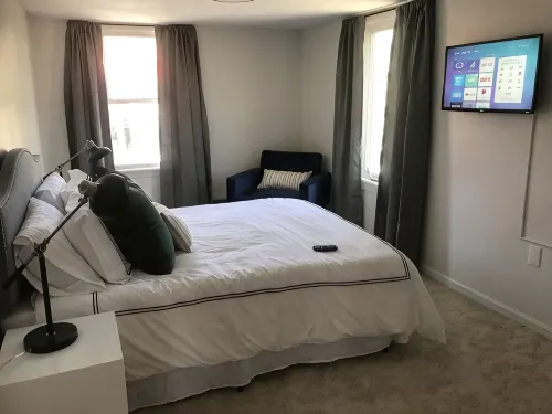 Newly Remodeled Spacious Downtown Apt blocks away from Lake Superior - Condos