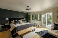 Modern Chalet w/Lakeview + Hot Tub -@TrinityHomeLA 4300+sq ft - Boutique