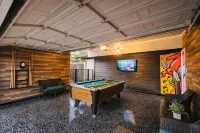 Sleeps 20 w Heated Pool & Billiards by Dal Airport - สระว่ายน้ำส่วนตัว