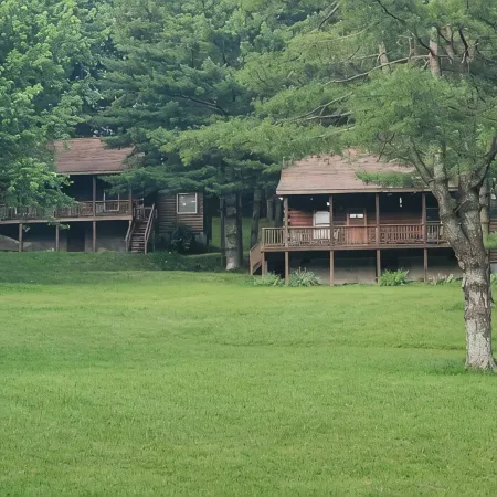 Relax @ Mt. Melody Log Cabin. Brand New Hot Tub and Masterbath. by Trout Stream