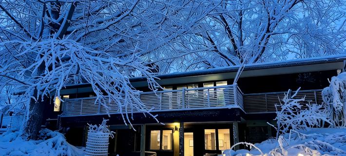 Hot Tub with a View, Private Modern Garden Level Apartment, Conservancy Access Hotels in Madison