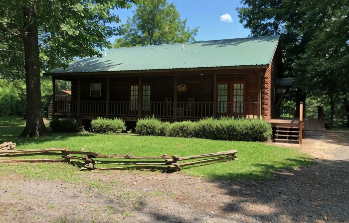 Delightful Log House on the Little Red River with Hot Tub!