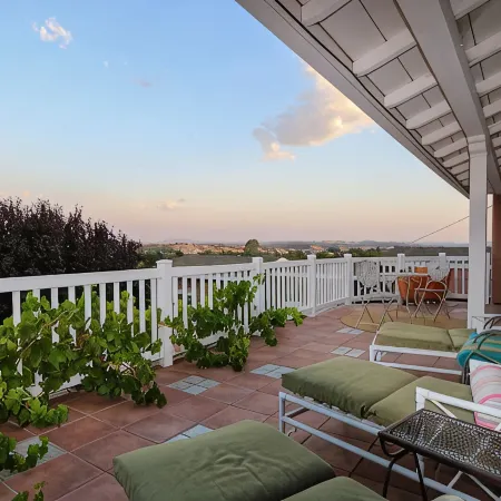 Treetop Lodge - Lose yourself in the views on the westside, close to downtown.