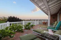 Treetop Lodge - Lose yourself in the views on the westside, close to downtown. - Hot Tub