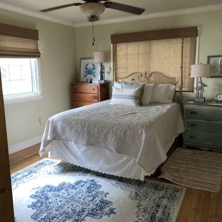 Walk to Beach & 7 Restaurants. Our 1950’s 3 Bed & 2 Bath Cottage is Fantastic!