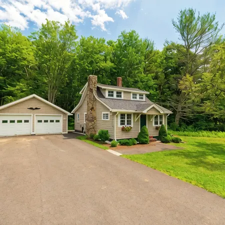 Cozy cottage -Close to Downtown Camden!