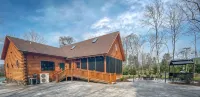 Fox Den Cabin Sleeps up to 18 ADA Compliant main floor w/ Hot Tub - 4 stjerner