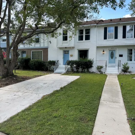 Cheerful townhome near Isle of Palms, Sullivans Island, Charleston & Shem Creek.