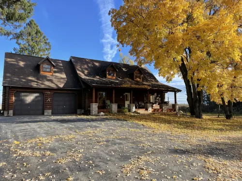 Country Living Custom Built Log Home with Hot Tub and Sauna - 4-Star