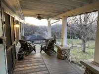 Historic and unique home on the hill, blocks away from the Marietta Square. - شرفة
