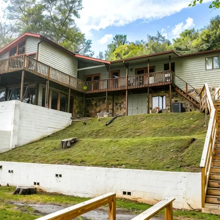 Lakeview Landing, pet friendly lake front home on Boone Lake