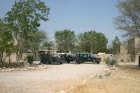 Fort Sesfontein Lodge & Safaris - Bãi đậu xe