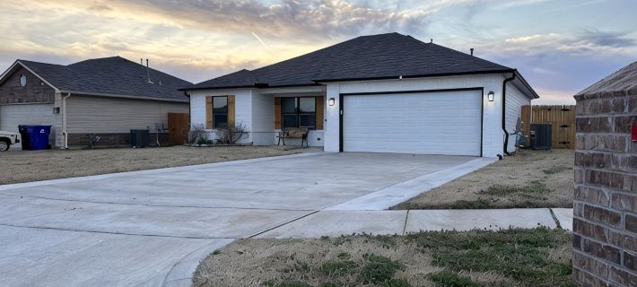 Welcome to Innovators Home Broken Arrow with Large Driveway Hotels in Broken Arrow