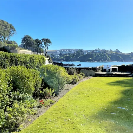 Seaweed Cottage in Fowey overlooking the beach with a garden and a parking space