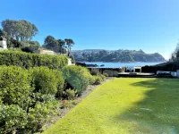 Seaweed Cottage in Fowey overlooking the beach with a garden and a parking space - 4-Star