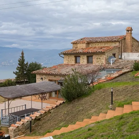 Villa Marghi, modern villa with infinity pool overlooking Lake Trasimeno