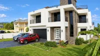 Modern Oceanview Villa. All Bedrooms with Private Bathrooms. Private Pool - 4 ดาว