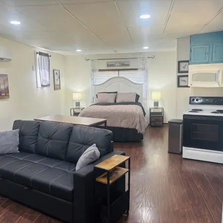 The Center Street Studio - Sleeps 4