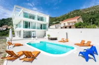 Five Bedroom Villa with Private Pool & Sea View - 3성급
