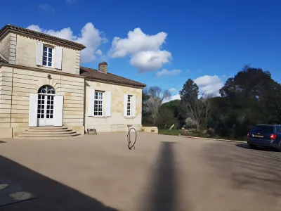 Domaine du Chauvet Hotel dekat Le 45ème Parallèle Nord et Le coteau de Montalon.