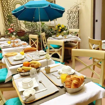 Mont Dore Hotel - Paris Batignolles Отели рядом с достопримечательностью «8-й округ: Елисейские поля»