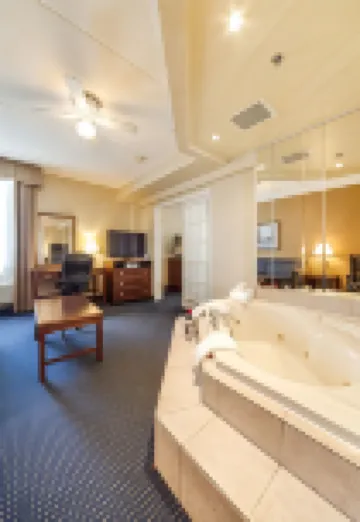 Monte Carlo Inn Airport Suites