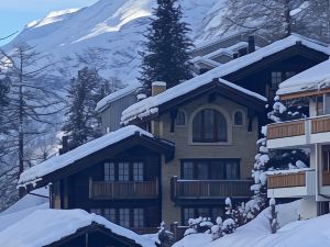 Chalet Kisseye with Heated Pool and Matterhorn Views