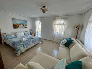 4 Bed 3 Bath Villa Sleeps 8, Pool Wifi Tv Close to Beach Restaurants and Shops