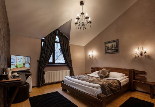 4. 사라이치크 호텔..