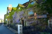 Old Bell Hotel Hotel dekat Highgrove Gardens