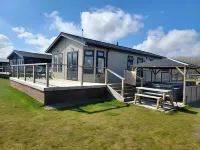 Remarkable 2-Bed Luxury Lodge in Routh with Hottub فنادق في Routh