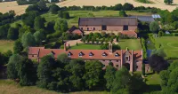 Lavish Tudor Hall Gardens - Sleeps 14