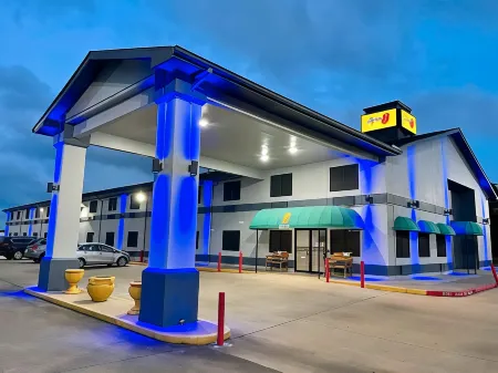 Super 8 by Wyndham League City/Kemah Area