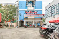 RedDoorz Plus Near Galaxy Mall Hotels in Tambaksari