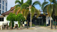 Kuu Inn Motel Hoteles cerca de Masjid Al Masyhoor Padang Siding