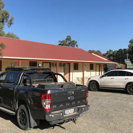 Outback Quarters Motel Hay and Restaurant