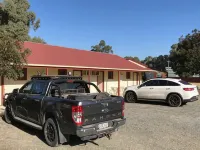Outback Quarters Motel Hay and Restaurant - parkir
