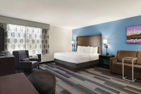 La Quinta Inn & Suites by Wyndham Springfield Airport Plaza