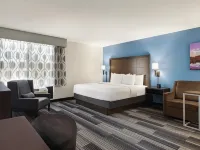 La Quinta Inn & Suites by Wyndham Springfield Airport Plaza Hotels in Springfield