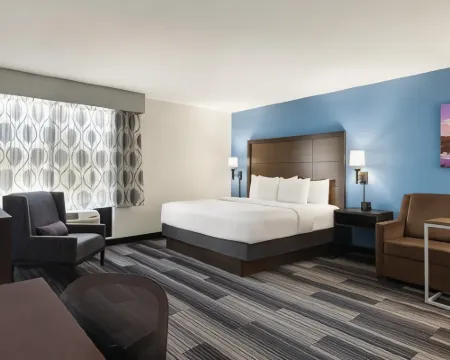 La Quinta Inn & Suites by Wyndham Springfield Airport Plaza Hotels in Springfield