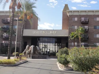 Family size Condo steps away from the London Bridge, Golf Course and Rotary Park