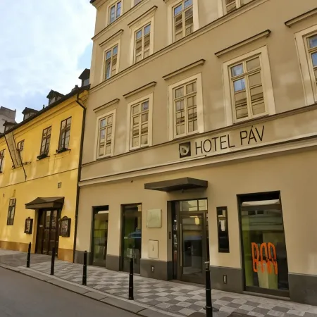 Hotel Páv Отели рядом с достопримечательностью «Пивная U Fleku»