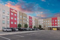 Hawthorn Suites by Wyndham Lubbock - parking