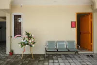RedDoorz Plus Near RS Jih Solo - Bintang 1