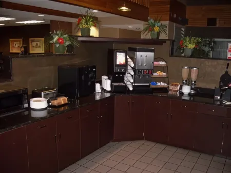 C'Mon Inn & Suites Fargo Отели рядом с достопримечательностью «Red River Zoo Nature Playground»