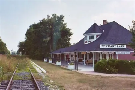 Vacation In STYLE! 2 minutes to Road America, Beach, Golf, Downtown Elkhart Lake