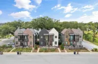 Charming 2-bedroom townhome with AC and WiFi in Pensacola Hotel dekat University of West Florida Innovation Institute
