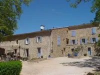Detached 2-bedroom apartment in charming building, swimming pool and terrace